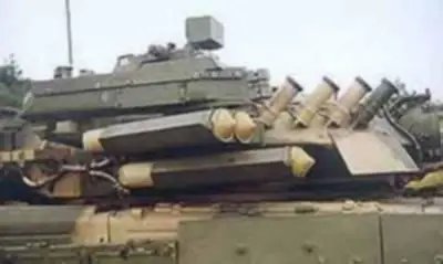 T-80 with red-capped Drozd-2 launchers