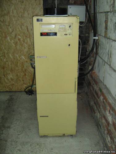 Floor-standing HF transmitter cabinet