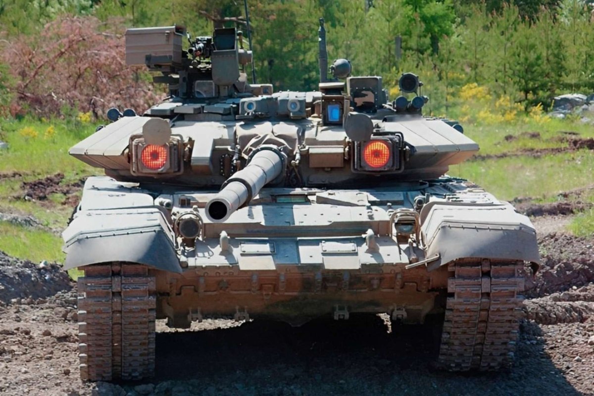T-90 seen from the front with dazzlers lit